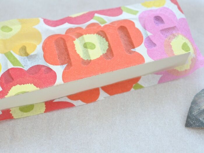 余ったペーパーをカットします