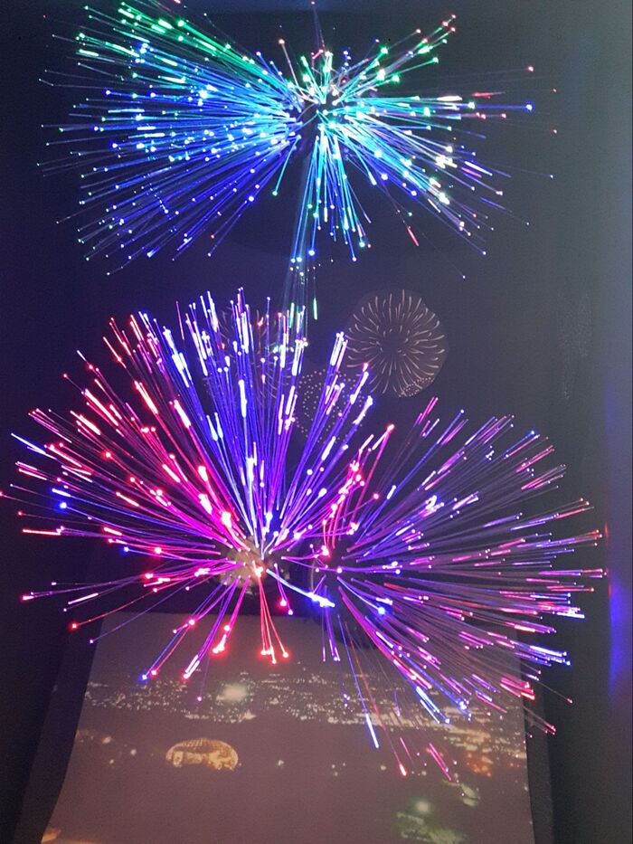 夏の思い出!。花火大会を100均のイルミネーションライトで再現してみました。