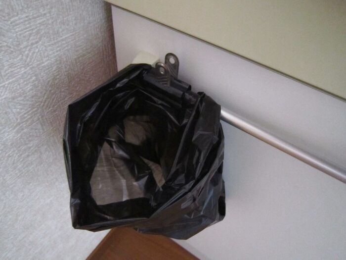 《手間なし・ラクチン》を選んだ結果。洗面台のゴミ入れは、100均黒ビニール袋となりました。