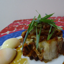 焼豚に命を吹き込む“シャルロットな丼” 寄り添う温玉達・・・・