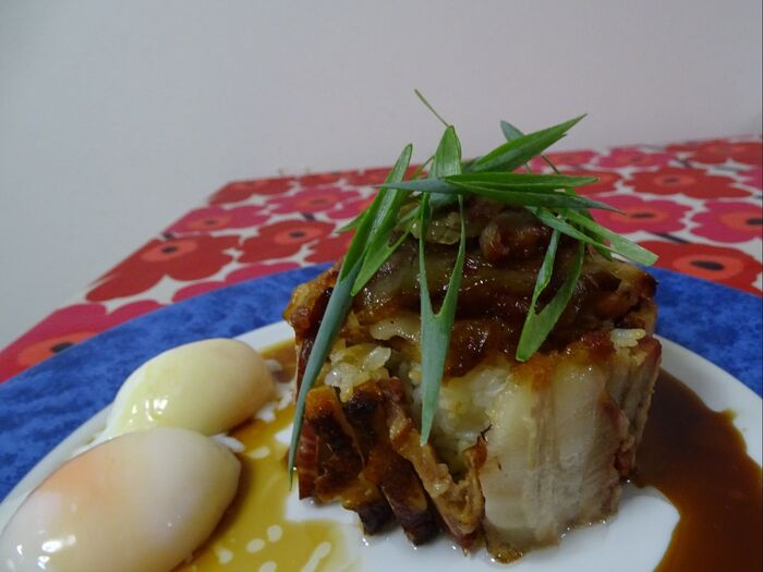 焼豚に命を吹き込む“シャルロットな丼” 寄り添う温玉達・・・・