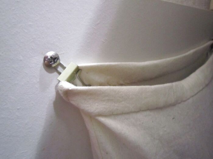 扉のウラのネジを利用して、布袋を設置