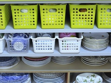 大皿もすぐに取り出せる!食器棚は引き出し収納がおすすめ