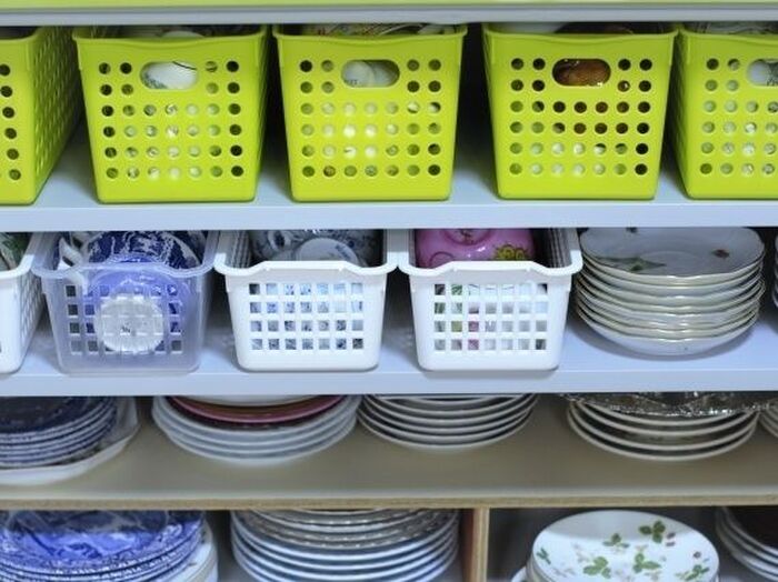 大皿もすぐに取り出せる!食器棚は引き出し収納がおすすめ