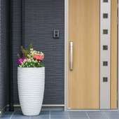 風通しが抜群によくなる!玄関に網戸を取り付けてみよう