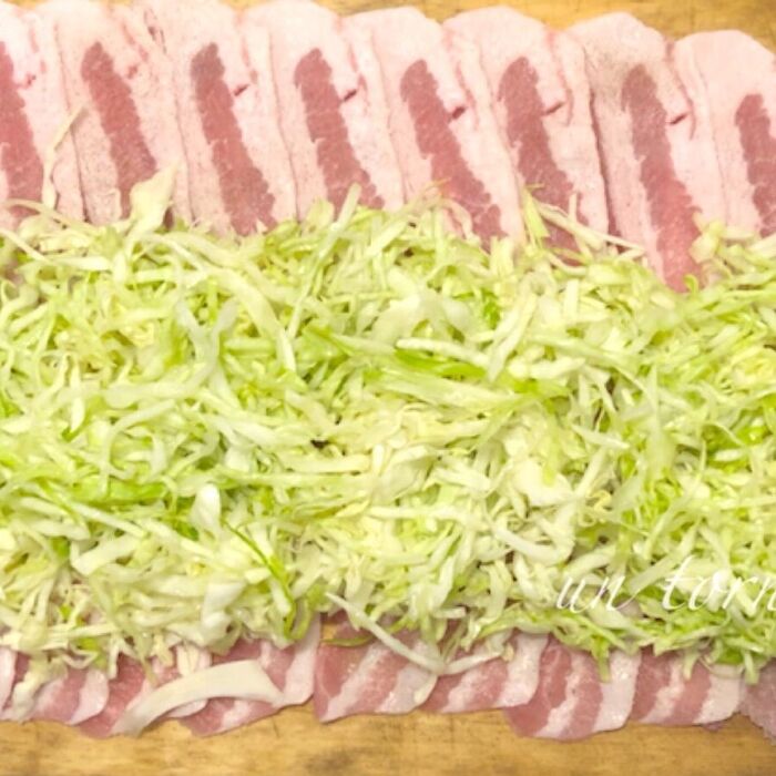 ➁巻き始めは、キャベツを押さえながら!