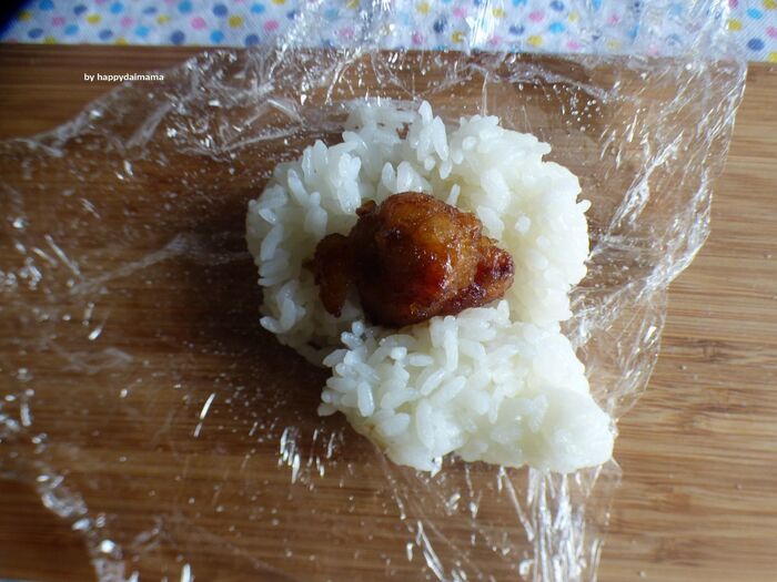 唐揚げ真ん中にのせて、丸く握る。