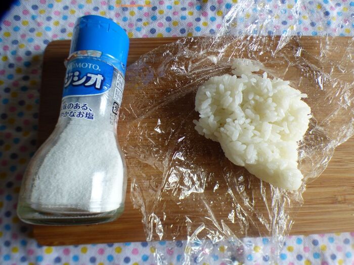 ご飯に塩を、パラリと振り。