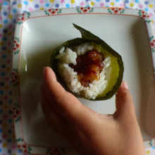 【絶品リメイク】作ったそばから無くなる!唐揚げを甘辛く煮た”唐揚げおにぎり”!