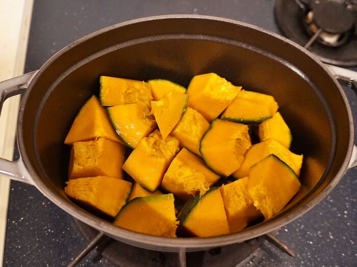 かぼちゃを蒸し焼きにします。