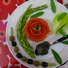Bricolageな “さらだ” 塩バジルとトマトの出会い、香川産アスパラにオリーブの首飾りを添えて