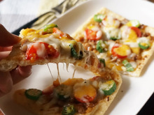 おやつにもおつまみにも!納豆とチーズのネバとろ油揚げピザ