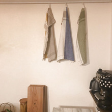 壁から吊るして、見せる収納をしています