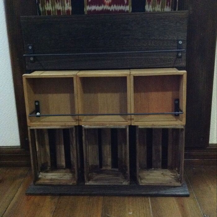 アイアンウォールバーを木ネジで固定します