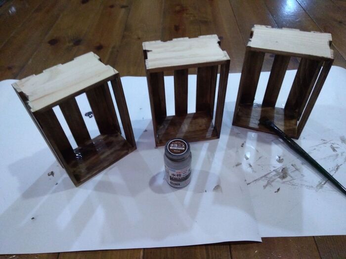 水性ニスでペイントします