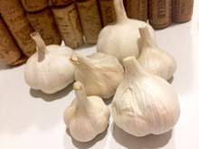 もう指が臭くならない!ニンニクの皮の剥き方