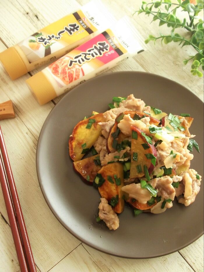 どんどんフライパンに入れて、あとはほぼほったらかし♪薩摩芋と豚肉のスタミナ蒸し