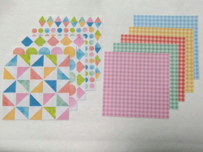 折り紙を用意します