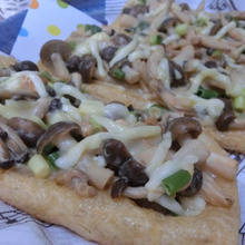 ソース要らず♪ フライパンできのこの梅マヨ油揚げピザ