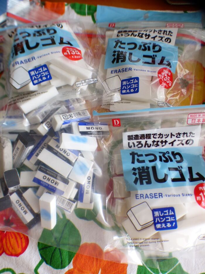 大量の消しゴム