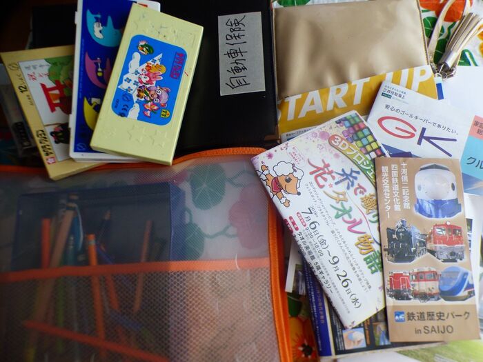 一番上の棚には、3男のお絵描きグッズにパンフ