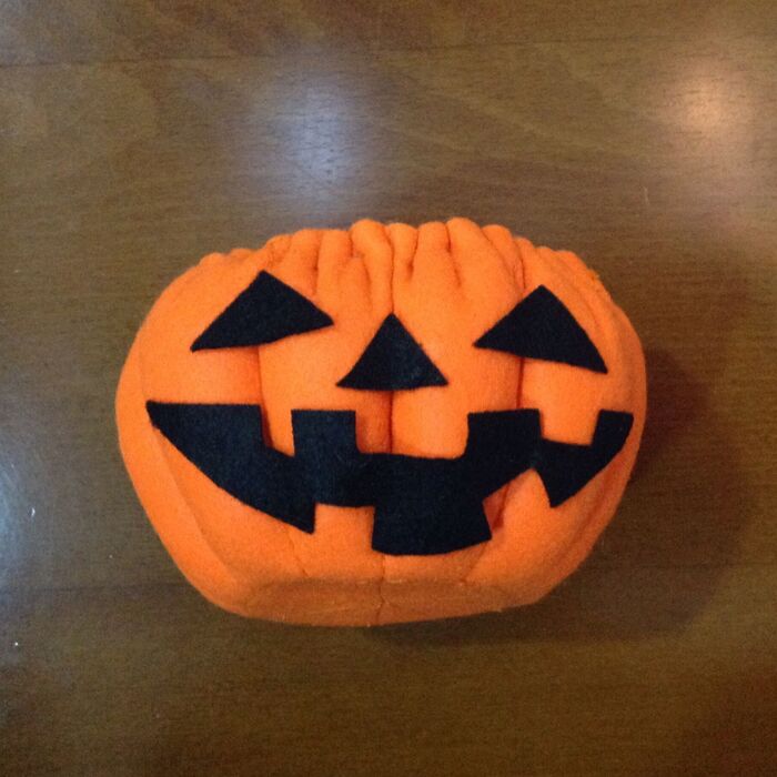 かぼちゃの顔を黒のフェルトをカットしてボンドで貼ります