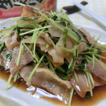 汁だくがうんまい♪ 豚バラと豆苗のオイスターにんにく炒め