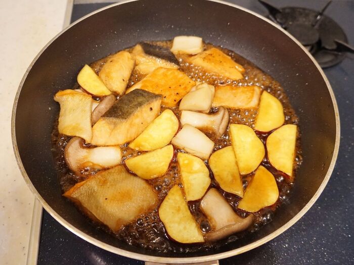 野菜を戻し入れて味付けします。