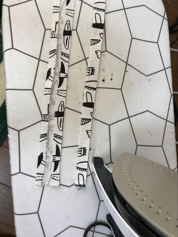 紐はアイロンでしっかり綺麗に折る!