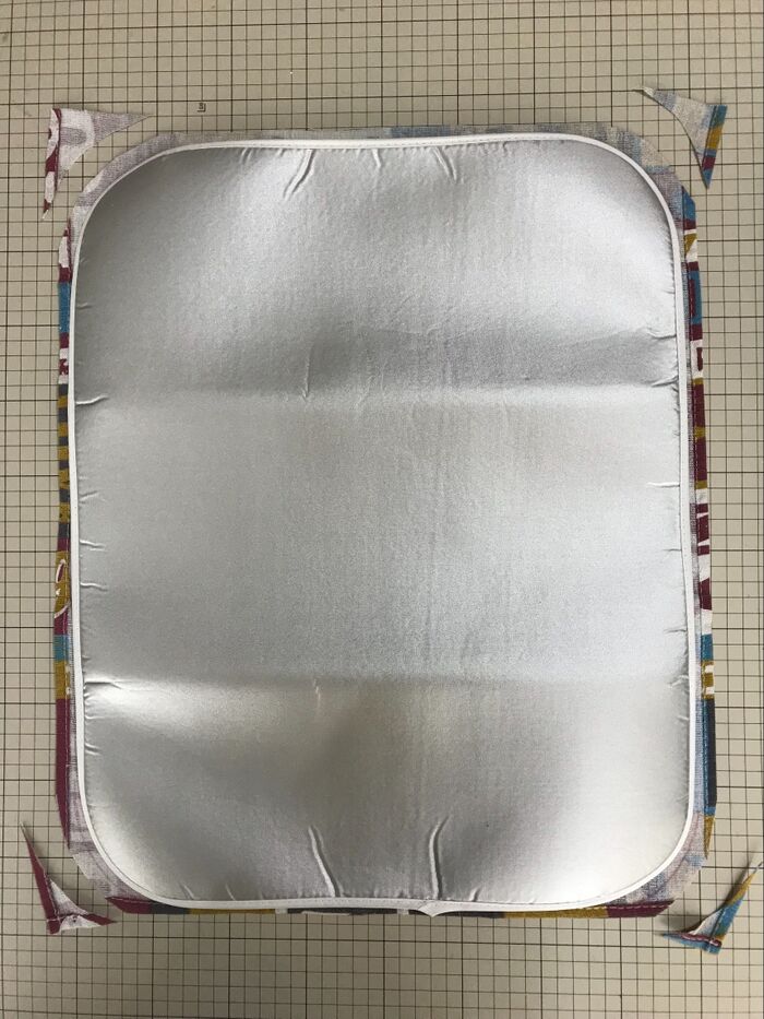 アイロンマットに合わせてカフェカーテンを切る