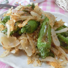 発酵食品のうま味満載♪ ししとうと削り節の粉チーズ炒め