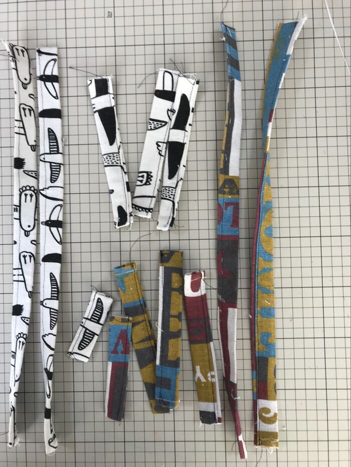 紐をミシンで縫う