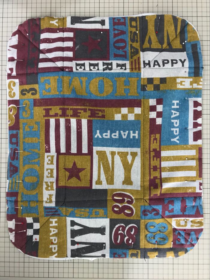 生地とマットを合わせてマチ針で留める