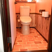 はがせる壁紙&ベニヤで♪トイレを腰壁にイメチェン☆