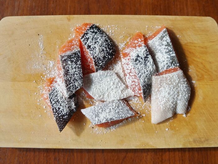 生鮭の切り身に下味を付けます。