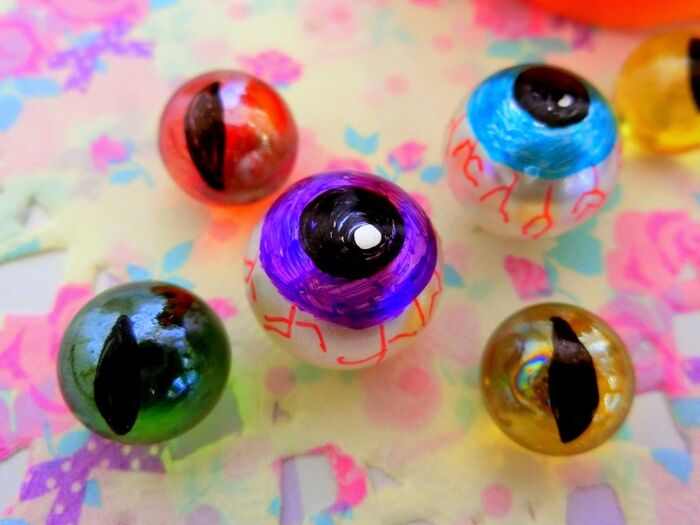 グロかわいい!?100均グッズでカラフル目玉作り♪
