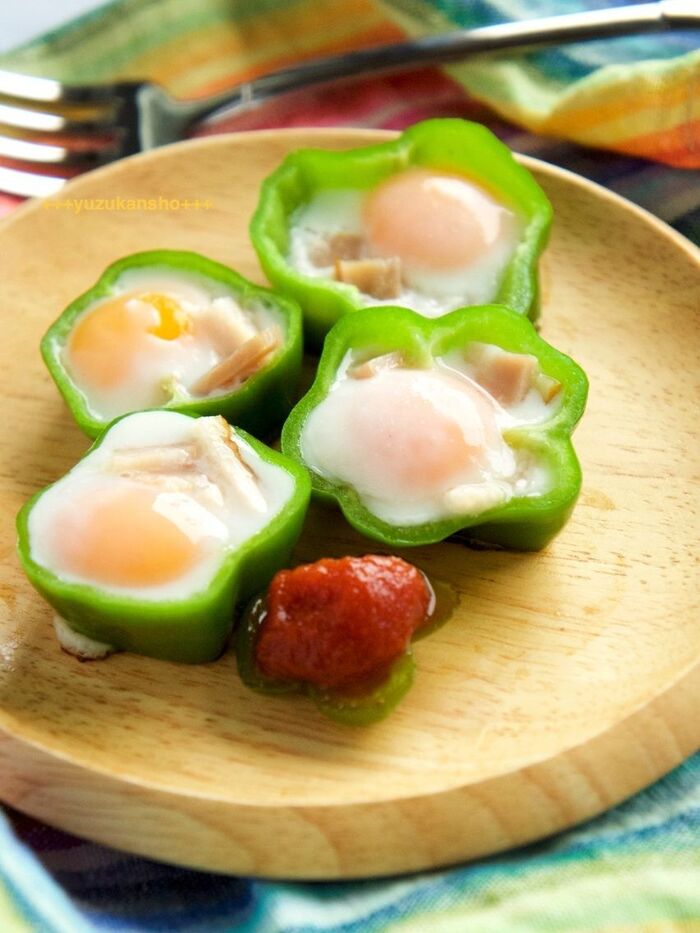 お弁当にも!ひと口サイズ ピーマンカップのベーコンエッグ