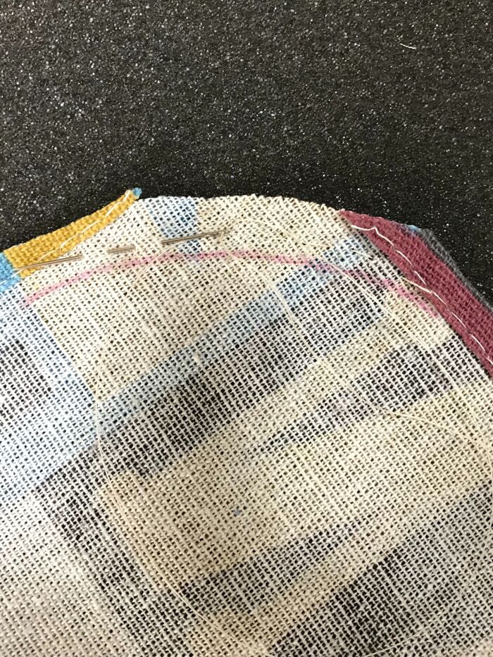 角の丸みは、糸で縫って