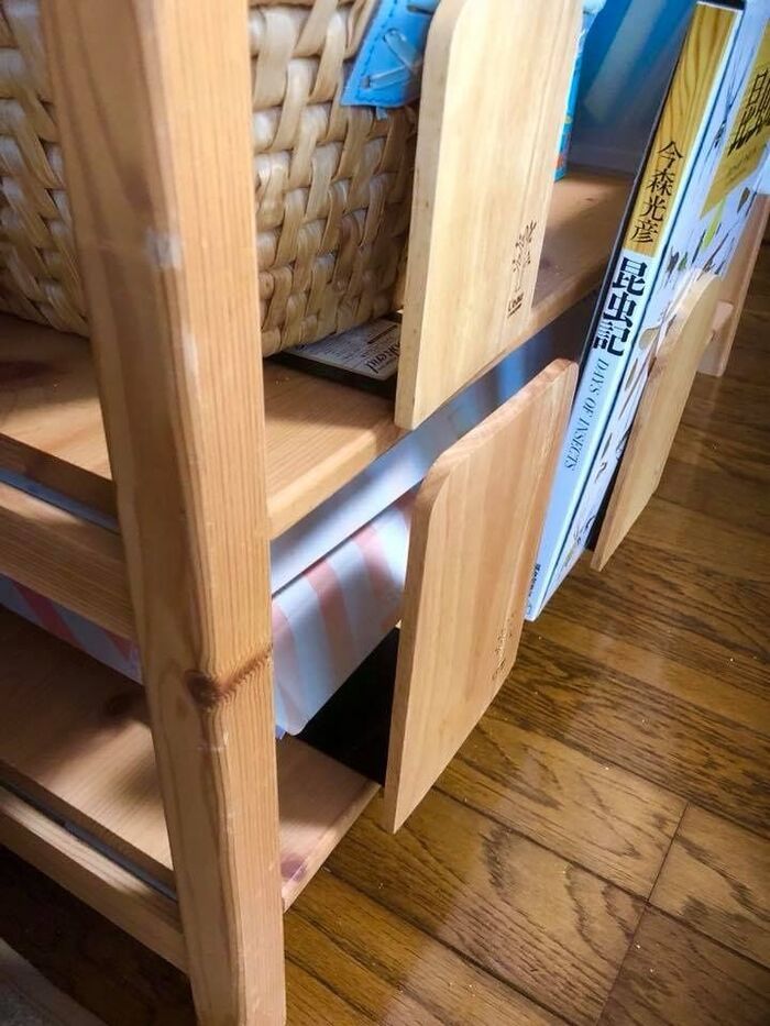 棚の荷物にブックエンドを挟むだけ~♪