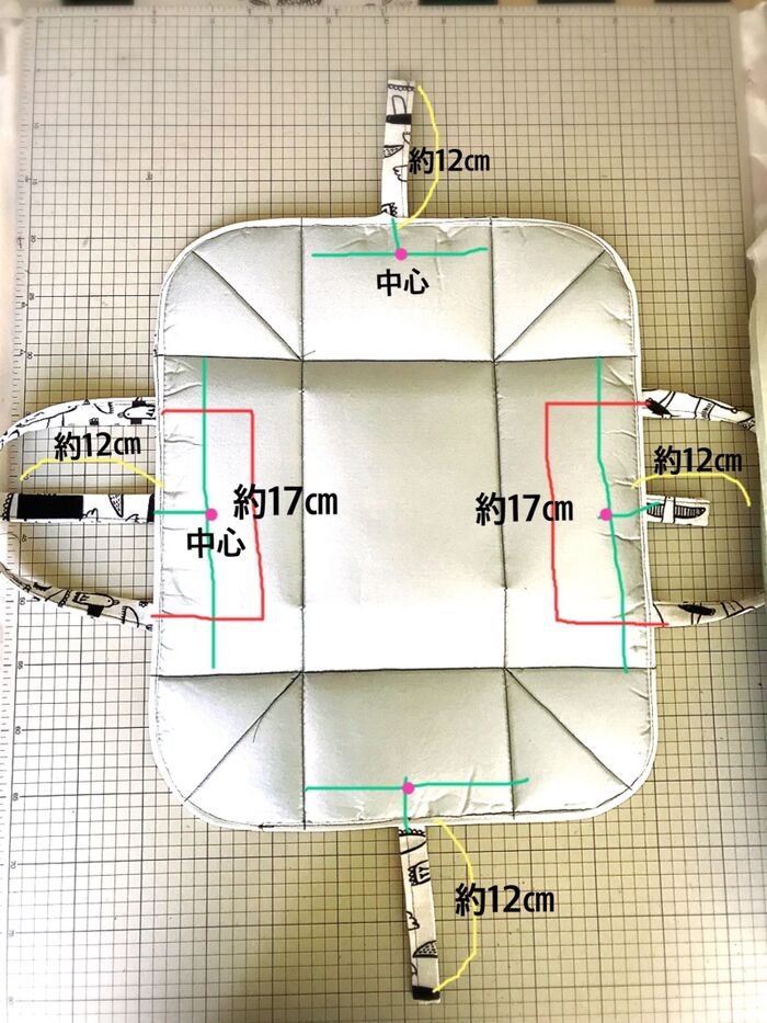 持ち手紐と、留め紐をマチ針で留める