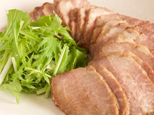 調味料に漬け込んで焼くだけ♪みそ焼豚