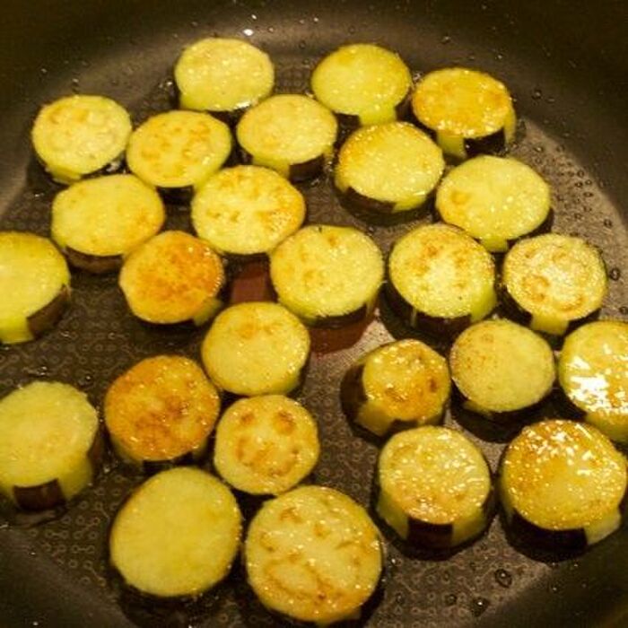 2 なすを焼きます。