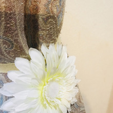 紐を通すだけ❣️造花でカーテン留め