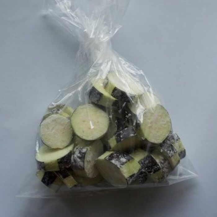 1 なすを切ります。