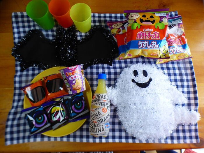 【ハロウィン】オーナメントをあえて直置き!コラボ菓子で華やかに!!