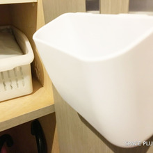 セリアのグッズで玄関の収納扉の裏に穴をあけずに小物収納を作る方法