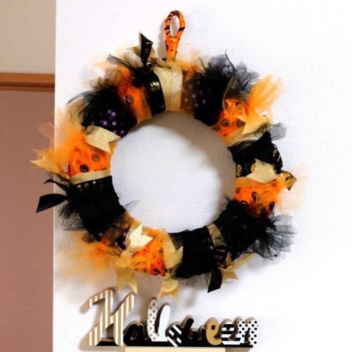 ダイソーハロウィン商品を結ぶだけ!簡単リボンリース