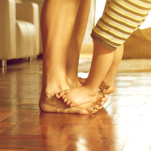 裸足で気持ちいいフローリングにするには?床の効果的な掃除方法