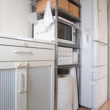 使いやすい場所なのに奥行きを持て余している収納スペースに「非常食」と「備蓄水」を置く!