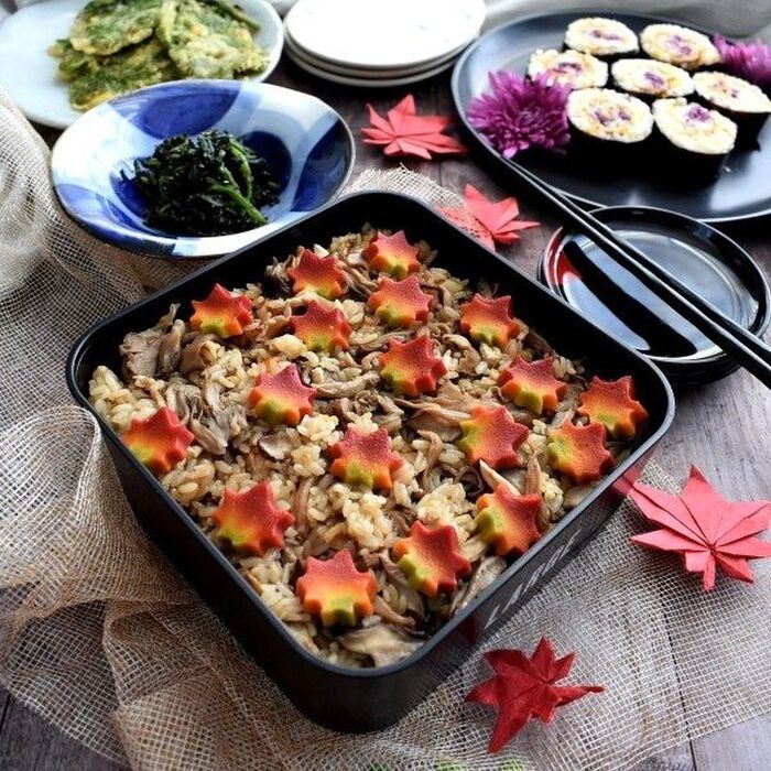 紅葉麩をちらした秋の香りのきのこおこわ
